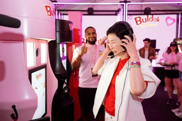 김정수 삼양식품 부회장이 11일현지시간 미국 캘리포니아주 인디오에서 열리고 있는 코첼라 행사장 내 불닭 부스를 둘러보고 있다 2025411 사진삼양식품