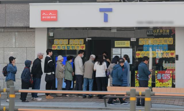 가입자 유심USIM 정보를 탈취당한 SK텔레콤이 유심 무료교체 서비스를 시작한 28일 서울 시내 한 SKT 대리점에서 시민들이 유심 교체를 위해 줄을 서 차례를 기다리고 있다 20250428사진유대길 기자 dbeorlf123ajunewscom