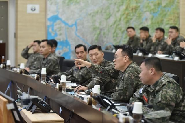 김명수 합참의장이 3일 육군5군단사령부에서 군사대비태세 현황을 보고받고 있다 사진합동참모본부