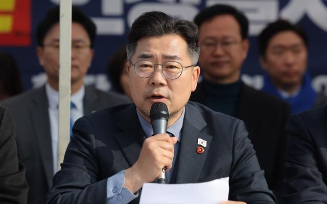 박찬대 더불어민주당 원내대표가 1일 서울 광화문 앞 민주당 천막당사에서 열린 원내대책회의에서 발언하고 있다 사진연합뉴스