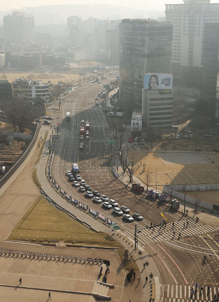 윤석열 대통령 탄핵심판 선고를 하루 앞둔 3일 경찰이 헌법재판소 주변 도로를 통제했다 사진연합뉴스