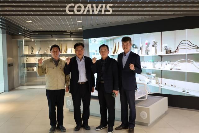 김영신 기정원장왼쪽 두번째 3일 코아비스를 방문해 성연관 코아비스 사장왼쪽 세번째 등 관계자들과 기념 단체 사진을 쵤영하고 있다 사진기정원