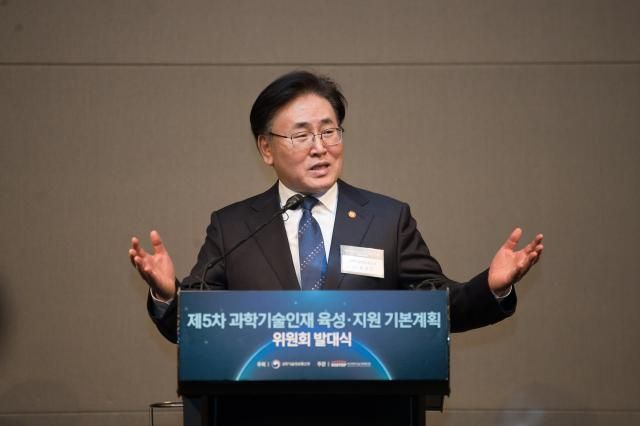 유상임 과학기술정보통신부 장관이 3일 서울 영등포구 콘래드호텔에서 열린 제5차 과학기술인재 육성지원 기본계획 위원회 발대식에서 환영사를 하고 있다 사진연합뉴스