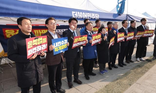 박정현 더불어민주당 의원왼쪽 다섯번째을 포함한 행안위 문체위 복지위 환노위 소속 의원들이 2일 종로구 광화문 천막당사에서 열린 내란 수괴 윤석열 파면 촉구 기자회견에서 구호를 외치고 있다 사진연합뉴스