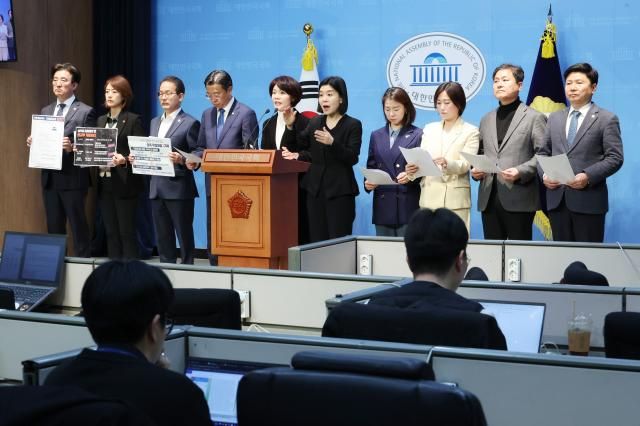 더불어민주당 한정애·백승아 의원 등 심우정 검찰총장 자녀 채용비리 진상조사단 참여 의원들이 3일 서울 여의도 국회 소통관에서 외교부의 특혜 제공 의혹을 제기하는 기자회견을 하고 있다 사진연합뉴스