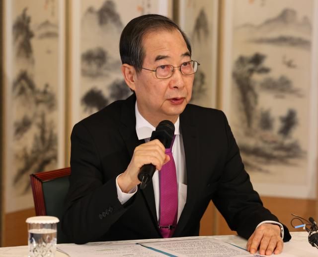 한덕수 대통령 권한대행 국무총리가 3일 서울 종로구 삼청동 총리공관에서 경제안보전략 TF회의를 하고 있다 사진연합뉴스