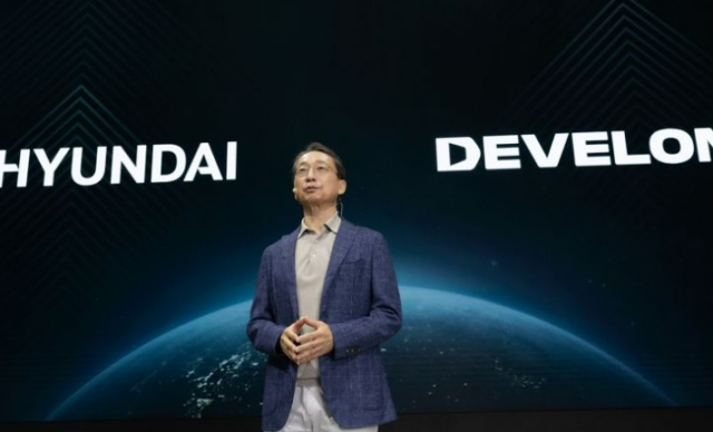 조영철 HD현대사이트솔루션 사장이 3일 킨텍스에서 열린 서울 모빌리티쇼 미디어 브리핑에서 건설기계 차세대 신모델을 소개하고 있다 사진HD현대사이트솔루션 