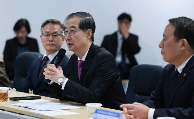 한덕수 대통령 권한대행 국무총리가 3일 제주혁신성장센터에서 입주기업들과 간담회를 하고 있다 사진연합뉴스