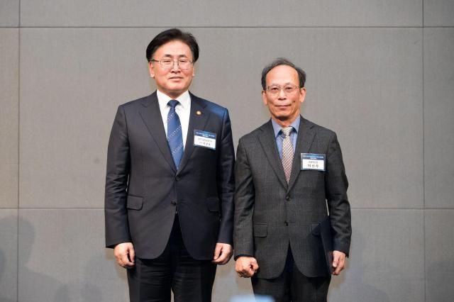 유상임 과학기술정보통신부 장관이 3일 서울 영등포구 콘래드호텔에서 열린 에서 이신두 총괄위원장과 기념 촬영하고 있다 사진과학기술정보통신부 제공