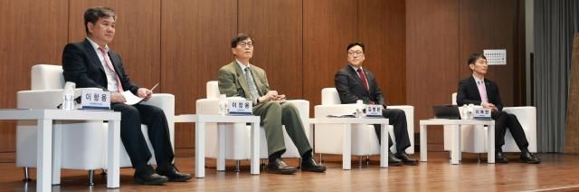 3일 오후 서울 중구 은행회관에서 개최된 한국은행-금융연구원 공동 정책 콘퍼런스에서 왼쪽부터 이항용 한국금융연구원 원장 이창용 한국은행 총재 김병환 금융위원장 이복현 금융감독원장이 특별 대담을 하고 있다 사진한국은행