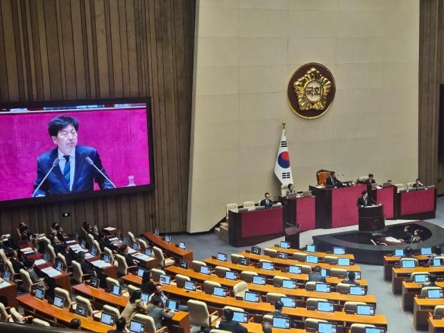 오기형 더불어민주당 의원이 3일 국회 본회의에서 열린 긴급현안질의에 모두발언을 하고 있다 사진신진영 기자