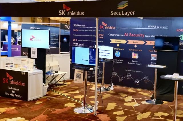 ‘블랙햇 아시아 2025’ SK쉴더스 전시 부스 전경 사진SK쉴더스