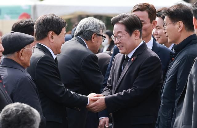 이재명 더불어민주당 대표가 3일 제주특별자치도 4·3 평화공원에서 열린 77주년 4·3 희생자 추념식에서 참석자들과 인사하고 있다 사진연합뉴스