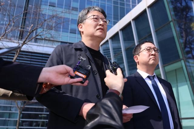 김유열 EBS 현 사장이 3일 서울 서초구 서울행정법원에서 열리는 신동호 사장 임명 집행정지 신청 심문기일에 출석하기 전 입장을 밝히고 있다사진연합뉴스