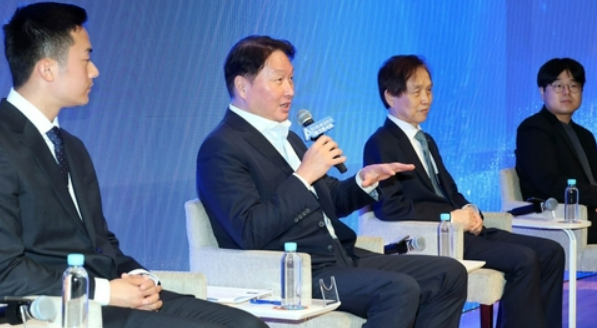 최태원왼쪽 두번째 대한상공회의소 회장이 2일 대전 카이스트에서 열린 토크콘서트에서 인사말을 하고 있다 사진대한상의 