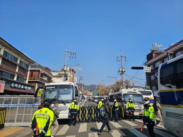 윤석열 대통령 탄핵심판 선고를 하루 앞둔 3일 서울 종로구 헌법재판소 앞 도로에 경찰차벽이 설치되어 있다 사진권규홍 기자