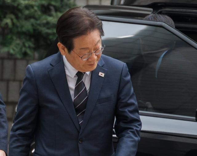 이재명 더불어민주당 대표가 25일 서울 서초구 서울중앙지법에서 열린 대장동·위례·백현동·성남FC 사건 1심 공판에 출석하다 지지자들에게 인사하고 있다 사진연합뉴스