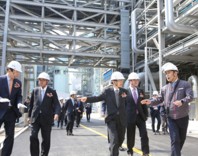 금호석유화학 관계자들이 금호미쓰이화학의 여수 증설 공장 준공식에서 공장 현장을 살펴보고 있다 사진금호석유화학 출처 httpswwwsedailycomNewsView2GRDNJVVAV