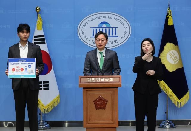 임광현 더불어민주당 의원이 3일 서울 여의도 국회 소통관에서 소득세 기본공제 150만원을 180만원으로 현실화하는 소득세법 개정안을 발의하기로 했다고 밝히고 있다 사진연합뉴스