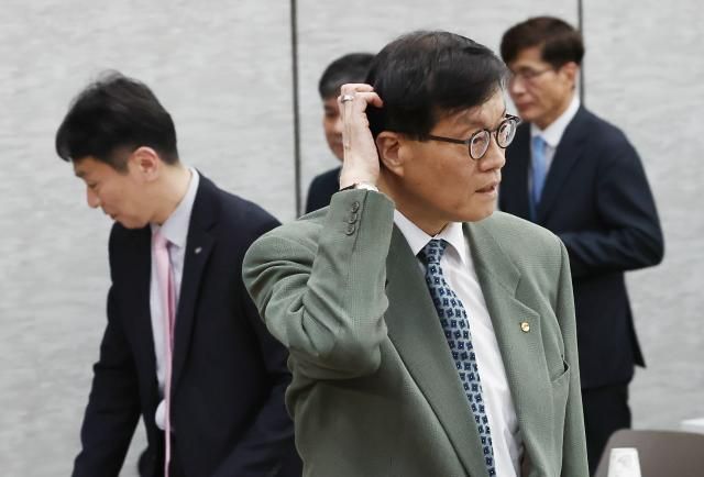 이창용 한국은행 총재와 이복현 금융감독원장이 3일 서울 은행회관에서 열린 ‘한국은행-한국금융연구원 공동 정책 컨퍼런스’에 참석하고 있다 연합뉴스