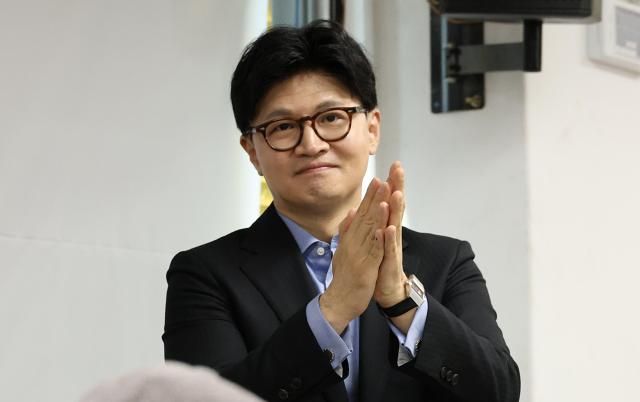 국민의힘 한동훈 대선 경선 후보가 지난 28일 오전 국민의힘 대전시당을 찾아 당원들을 향해 손뼉을 치고 있다 사진연합뉴스