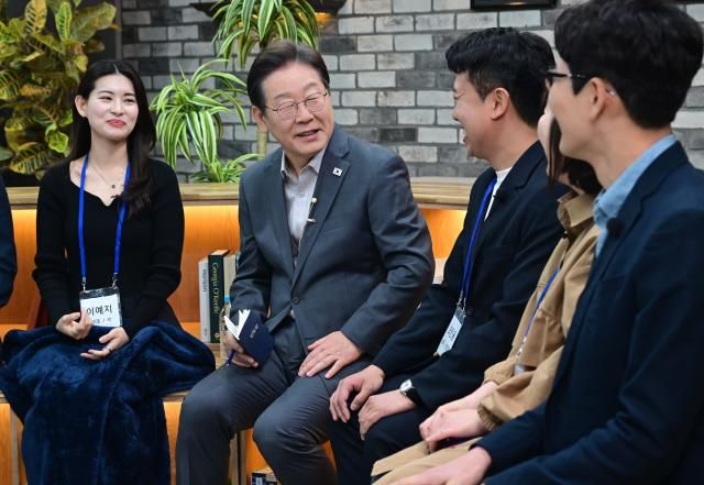 이재명 대선 후보가 30일 서울 구로구 한 스튜디오에서 열린 슬기로운 퇴근생활 직장인 간담회에 참석해 직장인들의 고충을 듣고서 대화를 나누고 있다