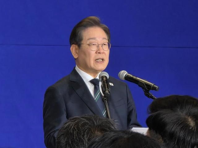 이재명 더불어민주당 대선 후보가 30일 서울 여의도 국회 의원회관에서 열린 더불어민주당 제21대 대통령선거 진짜 대한민국 중앙선거대책위원회 출범식에서 연설하고 있다 사진신진영 기자