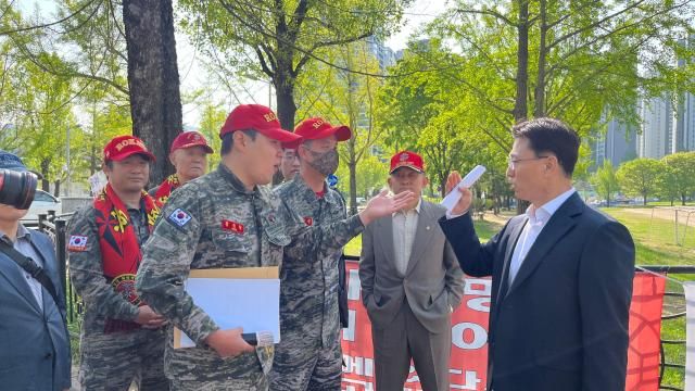 30일 해병대 예비역 연대가 정부과천청사 앞에서 임성근 전 해병대 1사단장에게 항의하고 있다 사진해병대 예비역 연대