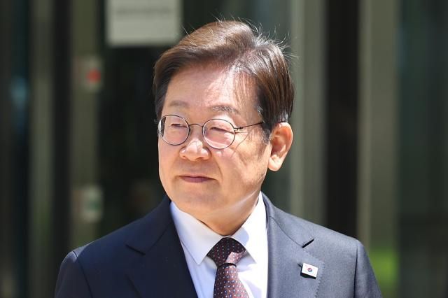 더불어민주당 이재명 대선 후보가 29일 서울 서초구 서울중앙지방법원에서 열린 대장동 배임ㆍ성남FC 뇌물 1심 속행 공판이 끝난 뒤 법원을 나서고 있다 사진연합뉴스 