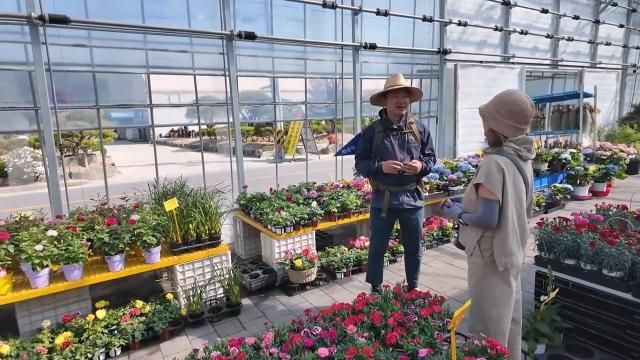 곽상언 더불어민주당 의원이 지난 28일 옥천역에서 심천역으로 이동하며 시민과 이야기를 나누고 있다 사진곽상언TV 방송화면 갈무리