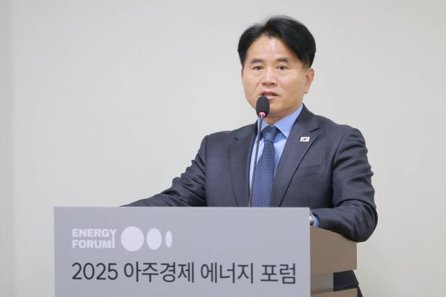 이병진 더불어민주당 국회의원이 30일 오후 서울 여의도 국회 의원회관에서 열린 2025 아주경제 에너지 포럼에서 축사를 하고 있다 20250430사진유대길 기자 dbeorlf123ajunewscom