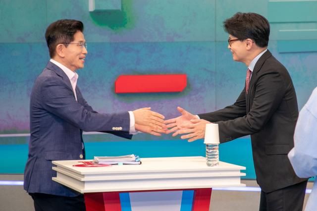국민의힘 제21대 대통령선거 경선 결선투표에 진출한 김문수 한동훈 후보가 30일 서울 중구 TV조선에서 TV토론에 앞서 인사하고 있다 사진연합뉴스 
