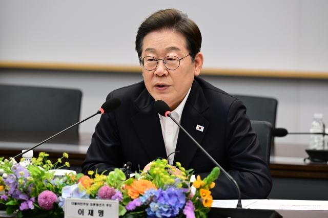 이재명 대선 후보가 28일 경기도 이천시 SK하이닉스 이천캠퍼스에서 열린 AI 메모리반도체 기업간담회에서 인사말을 하고 있다 사진연합뉴스