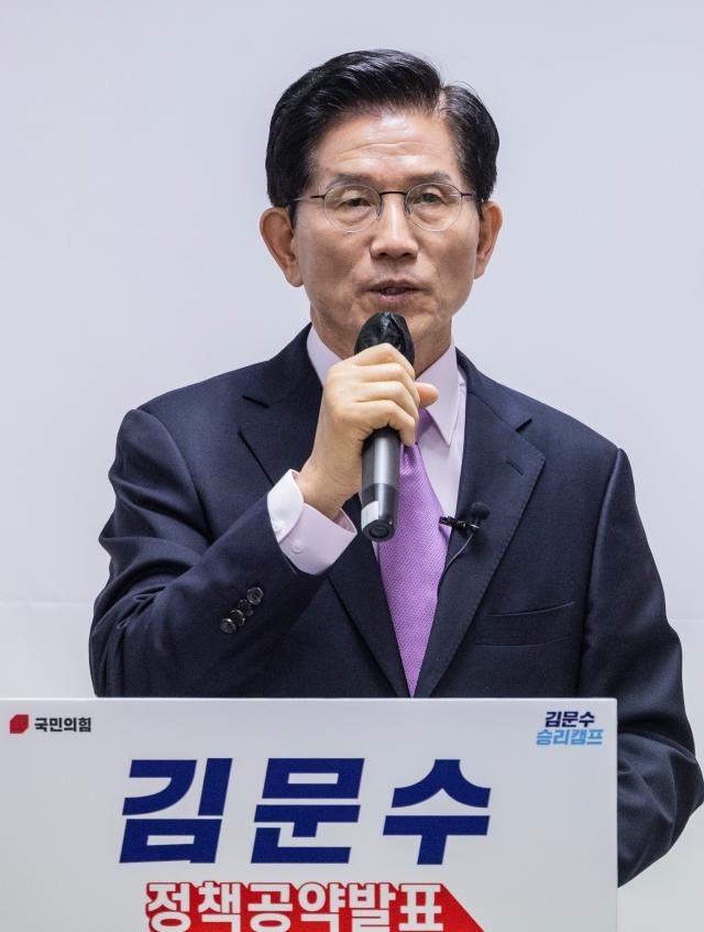 김문수 국민의힘 대선 예비후보가 28일 서울 여의도 캠프 사무실에서 수출 5대 강국 공약을 발표하고 있다 사진연합뉴스 