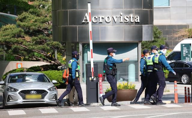 윤석열 전 대통령 부부와 건진법사 전성배씨 사이의 각종 의혹을 수사 중인 검찰이 윤 전 대통령의 사저에 대해 압수수색에 들어간 30일 서울 서초구 아크로비스타 앞에서 경찰들이 근무를 서고 있다 사진연합뉴스