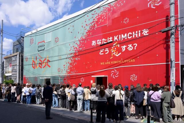 지난 29일 시부야구 캣스트리트에 위치한 크레인즈 6142에서 개최된 ‘김치 블라스트 도쿄 2025’에 방문객들의 긴 대기 행렬이 이어지고 있다 사진대상