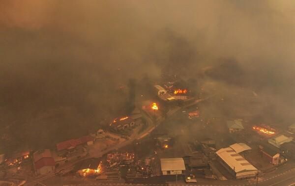경북 의성군 산불 발생 나흘째인 3월 25일 의성군 단촌면 하화1리에 강풍에 날아온 불씨로 불이 번지고 있다 사진연합뉴스