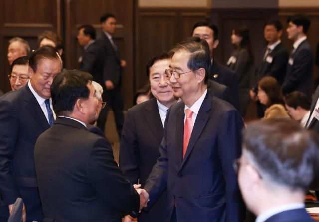 한덕수 대통령 권한대행 국무총리가 30일 서울 여의도 중소기업중앙회에서 열린 중소기업 규제 혁신 현장 소통 간담회에서 참석자와 인사하고 있다 사진연합뉴스