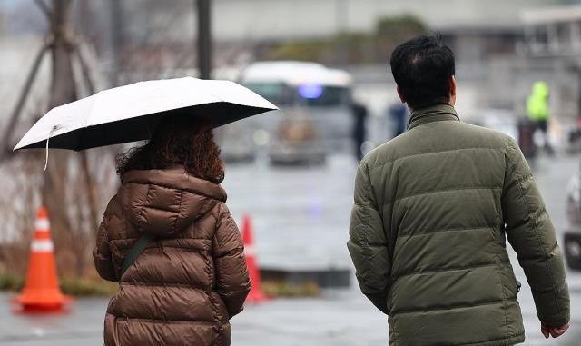 서울 종로구 광화문광장서 우산을 쓰고 있는 시민들의 모습 사진연합뉴스