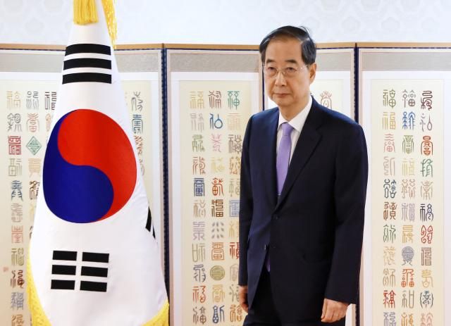 한덕수 대통령 권한대행 국무총리가 29일 정부서울청사에서 열린 재외공관장 신임장 수여식에 참석하고 있다 사진연합뉴스