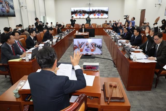 9일 국회 법제사법위원회 전체회의에서 정청래 위원장과 위원들이 기획재정부 장관 최상목 탄핵소추사건 조사 청문회 실시 계획서 채택의 건에 대해 표결하고 있다사진연합뉴스