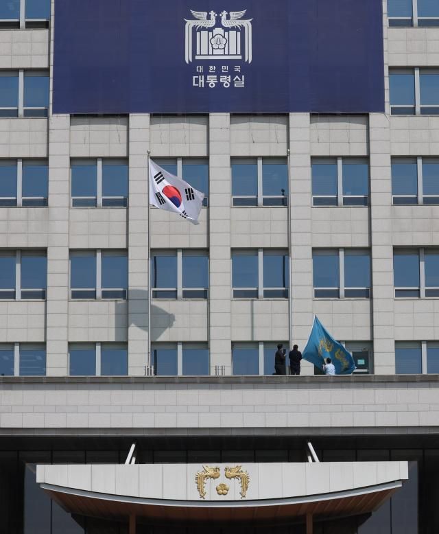 헌법재판소가 윤석열 대통령 파면을 선고한 4일 서울 용산구 대통령실에서 관계자들이 봉황기를 내리고 있다 사진연합뉴스