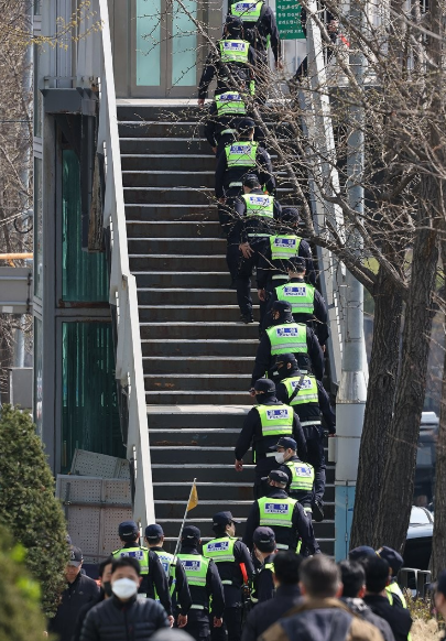 헌법재판소가 윤석열 전 대통령 탄핵 사건에 대해 인용을 선고한 4일 서울 용산구 한남동 관저 앞에서 경찰들이 이동하고 있다 사진연합뉴스