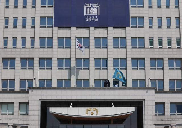 헌법재판소가 윤석열 대통령 파면을 선고한 4일 서울 용산구 대통령실에서 관계자들이 봉황기를 내리고 있다 사진연합뉴스