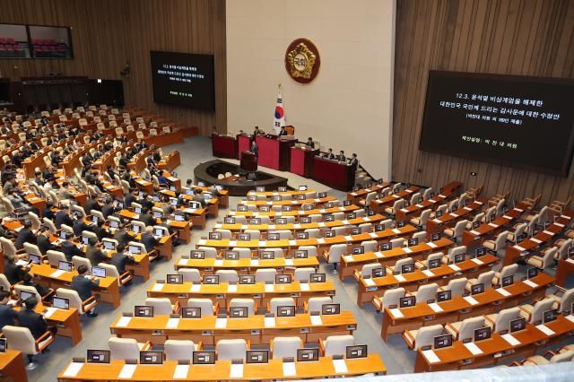 윤석열 전 대통령에 대한 파면이 선고된 4일 서울 여의도 국회에서 열린 본회의에서 더불어민주당 박찬대 원내대표가 123 윤석열 비상계엄을 해제한 대한민국 국민께 드리는 감사문에 대한 수정안 제안설명을 하고 있다 사진연합뉴스