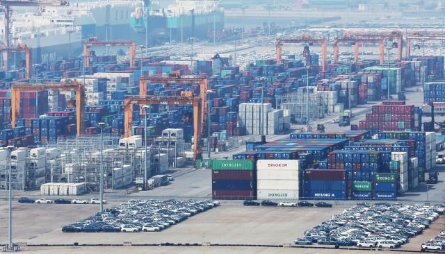 도널드 트럼프 미국 대통령이 한국산 수입품에 25의 상호관세를 부과하겠다고 발표한 3일 경기도 평택항에 컨테이너가 쌓여 있다사진연합뉴스