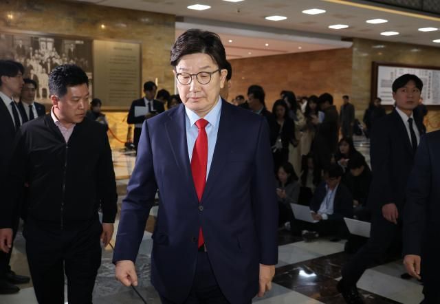 권성동 국민의힘 원내대표가 4일 서울 여의도 국회에서 비상 의원총회에 참석하고 있다 사진연합뉴스