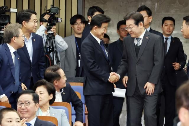 이재명 더불어민주당 대표가 4일 서울 여의도 국회에서 열린 의원총회에 참석하며 정동영 의원 등과 악수하고 있다 사진연합뉴스