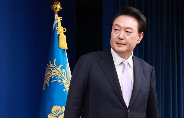 4일 헌재 탄핵 선고 호외 1면용 윤석열 [사진=연합뉴스]