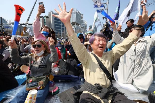 헌법재판소가 윤석열 전 대통령 탄핵 사건에 대해 인용을 선고한 4일 서울 종로구 안국동 일대에서 탄핵에 찬성한 시민들이 헌재의 파면 선고에 환호하고 있다 202544 사진연합뉴스